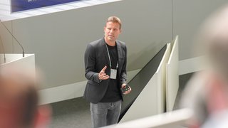 Dr. Felix Brych, zweimaliger Weltschiedsrichter, war der Einladung der IHK Mittlerer Niederrhein gefolgt und erläuterte beim IHK-Außenwirtschaftstag NRW im Mönchengladbacher Borussia Park, was Unternehmerinnen und Unternehmer von einem Schiedsrichter lernen können.