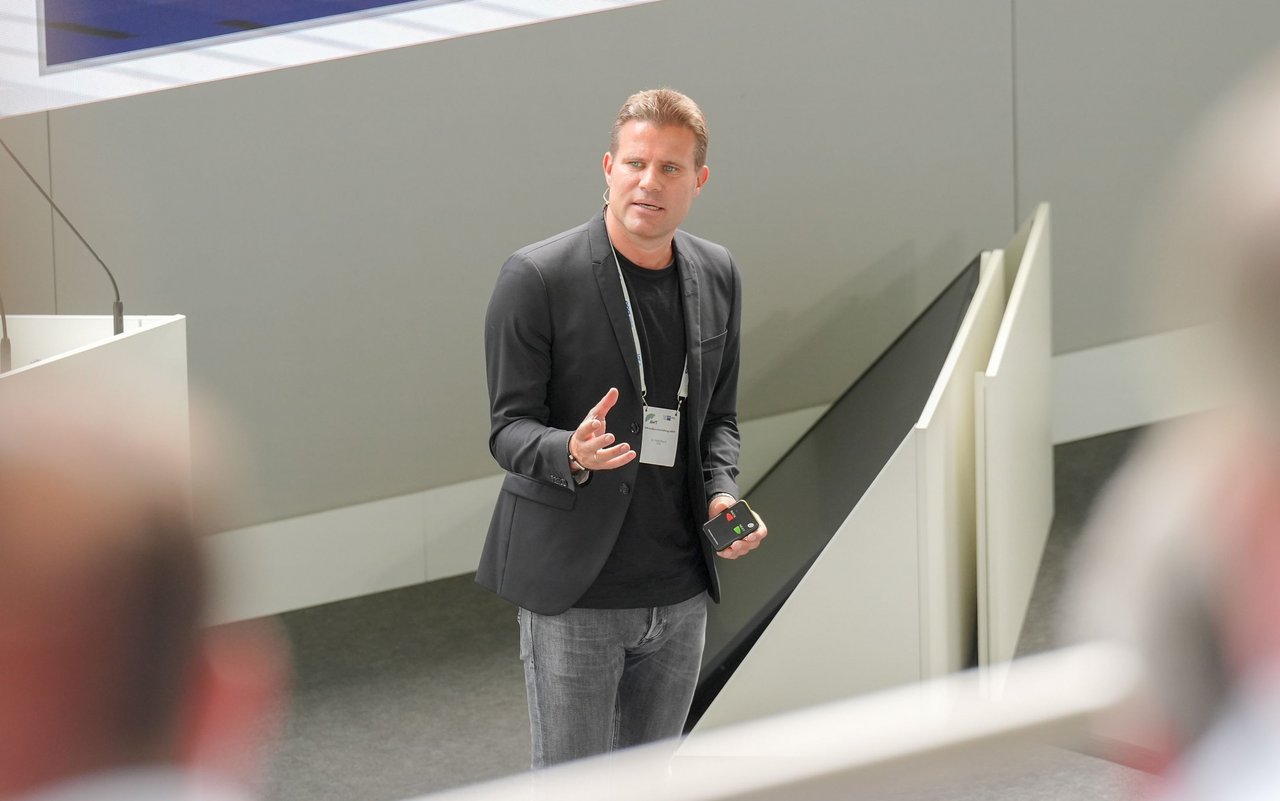 Dr. Felix Brych, zweimaliger Weltschiedsrichter, war der Einladung der IHK Mittlerer Niederrhein gefolgt und erläuterte beim IHK-Außenwirtschaftstag NRW im Mönchengladbacher Borussia Park, was Unternehmerinnen und Unternehmer von einem Schiedsrichter lernen können.
