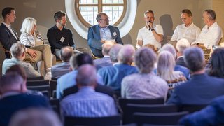 Sie sprachen über das Thema Nachfolge (v.l.): Marco Werschbröcker (IVT Veranstaltungstechnik), Ulrike Gewehr und ihr Sohn Kevin Kreuzberg (In Time Personal-Dienstleistungen GmbH & Co. KG), Moderator Axel Tillmanns, Maximilian Haupts, Florian Haupts und Marco Haupts (Claus Haupts GmbH). 