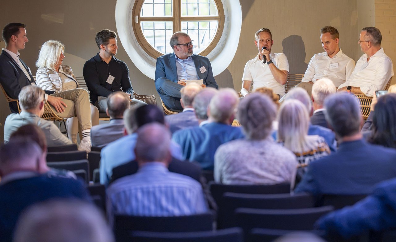 Sie sprachen über das Thema Nachfolge (v.l.): Marco Werschbröcker (IVT Veranstaltungstechnik), Ulrike Gewehr und ihr Sohn Kevin Kreuzberg (In Time Personal-Dienstleistungen GmbH & Co. KG), Moderator Axel Tillmanns, Maximilian Haupts, Florian Haupts und Marco Haupts (Claus Haupts GmbH). 