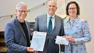 IHK-Hauptgeschäftsführer Jürgen Steinmetz (l.) vereidigte Dipl.-Ing. Arne Schneiders im Beisein von IHK-Juristin Karoline Tegeder.