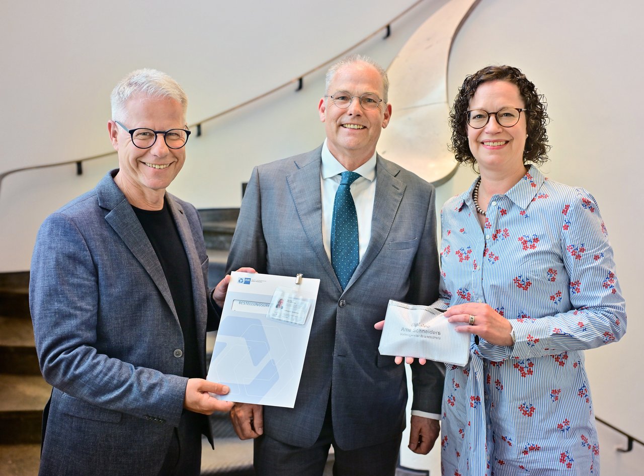IHK-Hauptgeschäftsführer Jürgen Steinmetz (l.) vereidigte Dipl.-Ing. Arne Schneiders im Beisein von IHK-Juristin Karoline Tegeder.