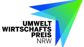 Logo „Umweltwirtschaftspreis NRW“ mit geometrischem, pfeilförmigem Grafikelement in Blau- und Grüntönen.