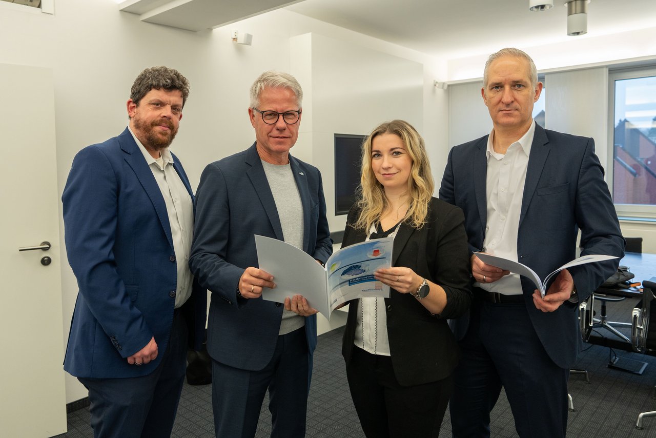 Sie stellten das Risikobarometer vor (v.l.): Gregor Werkle (IHK-Bereichsleiter Wirtschaftspolitik), IHK-Hauptgeschäftsführer Jürgen Steinmetz, Jeanna Mäurer (Marketing Managerin Creditreform Düsseldorf / Neuss) und André Becker (Mitglied der Geschäftsleitung Creditreform Düsseldorf / Neuss).
