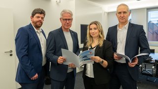 Sie stellten das Risikobarometer vor (v.l.): Gregor Werkle (IHK-Bereichsleiter Wirtschaftspolitik), IHK-Hauptgeschäftsführer Jürgen Steinmetz, Jeanna Mäurer (Marketing Managerin Creditreform Düsseldorf / Neuss) und André Becker (Mitglied der Geschäftsleitung Creditreform Düsseldorf / Neuss).
