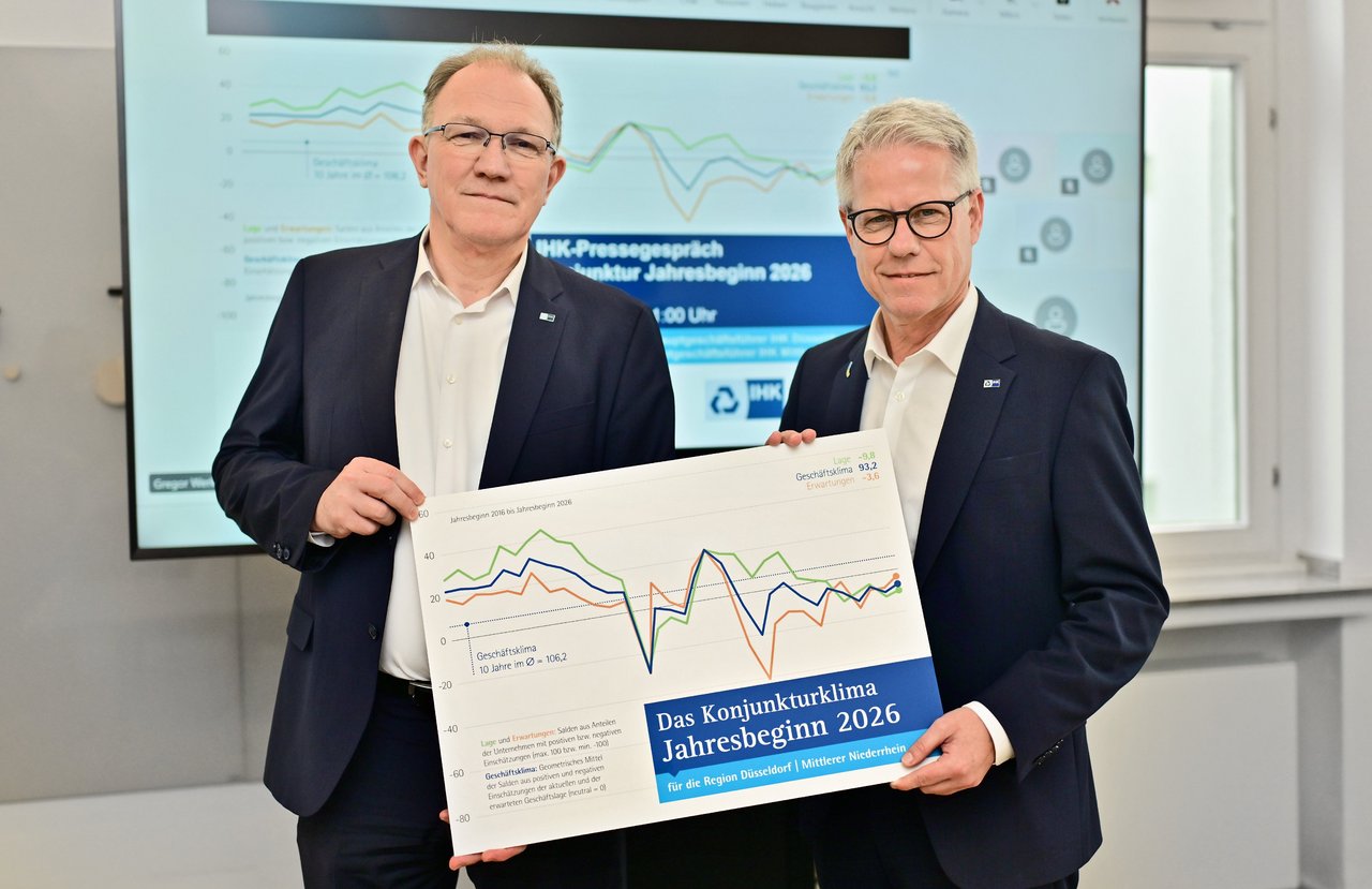 Sie stellten den IHK-Konjunkturbericht zum Jahresbeginn 2026 vor (v.l.): Gregor Berghausen (Hauptgeschäftsführer der IHK Düsseldorf) und Jürgen Steinmetz (Hauptgeschäftsführer der IHK Düsseldorf). 