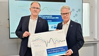 Sie stellten den IHK-Konjunkturbericht zum Jahresbeginn 2026 vor (v.l.): Gregor Berghausen (Hauptgeschäftsführer der IHK Düsseldorf) und Jürgen Steinmetz (Hauptgeschäftsführer der IHK Düsseldorf). 