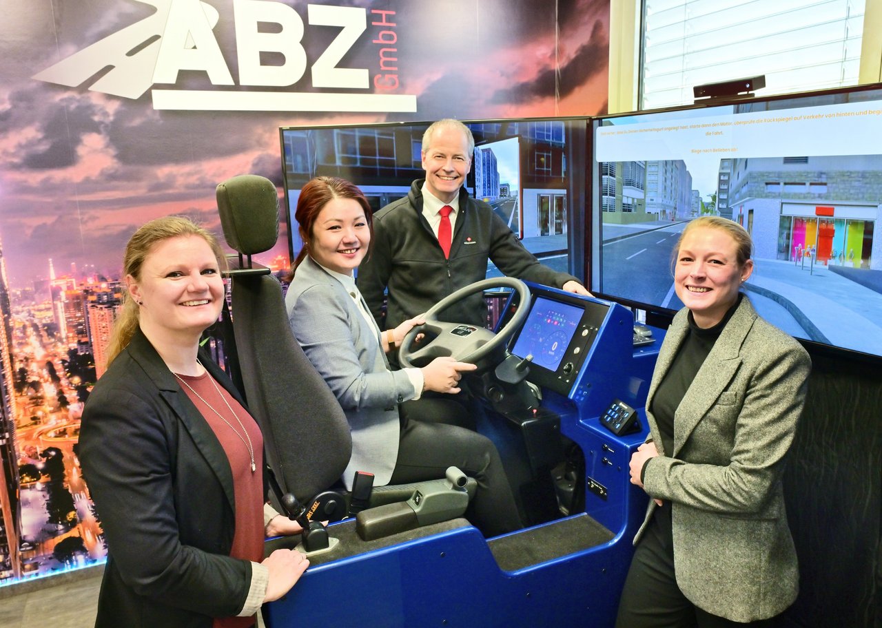 Die erste Prüfung auf dem Simulator wurde bei der ABZ GmbH Ausbildungszentrum für Logistik und Kraftverkehr in Neuss durchgeführt. Anna Reyer (l.), Xiaoli Zheng (2.v.l.) und Tabea Pfeufer (r.) von der IHK sowie ABZ-Geschäftsführer Reiner Geiser sind mit der Durchführung durchweg zufrieden. 