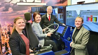 Die erste Prüfung auf dem Simulator wurde bei der ABZ GmbH Ausbildungszentrum für Logistik und Kraftverkehr in Neuss durchgeführt. Anna Reyer (l.), Xiaoli Zheng (2.v.l.) und Tabea Pfeufer (r.) von der IHK sowie ABZ-Geschäftsführer Reiner Geiser sind mit der Durchführung durchweg zufrieden. 