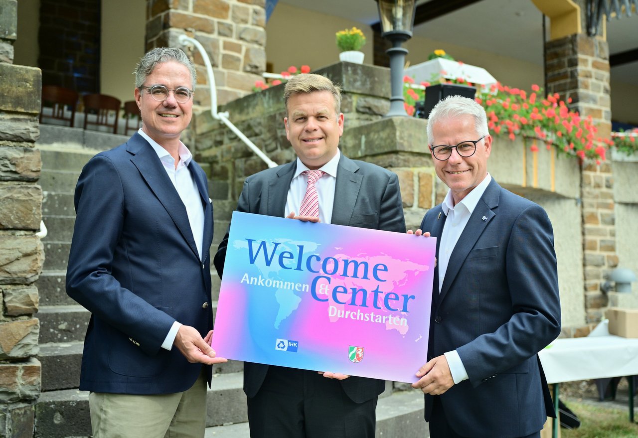 Sie stellten das „Welcome Center für internationale Fachkräfte sowie kleinere und mittlere Unternehmen (KMU)“ vor (v.l.): IHK-Präsident Elmar te Neues, Staatssekretär Matthias Heidmeier und IHK-Hauptgeschäftsführer Jürgen Steinmetz. 
