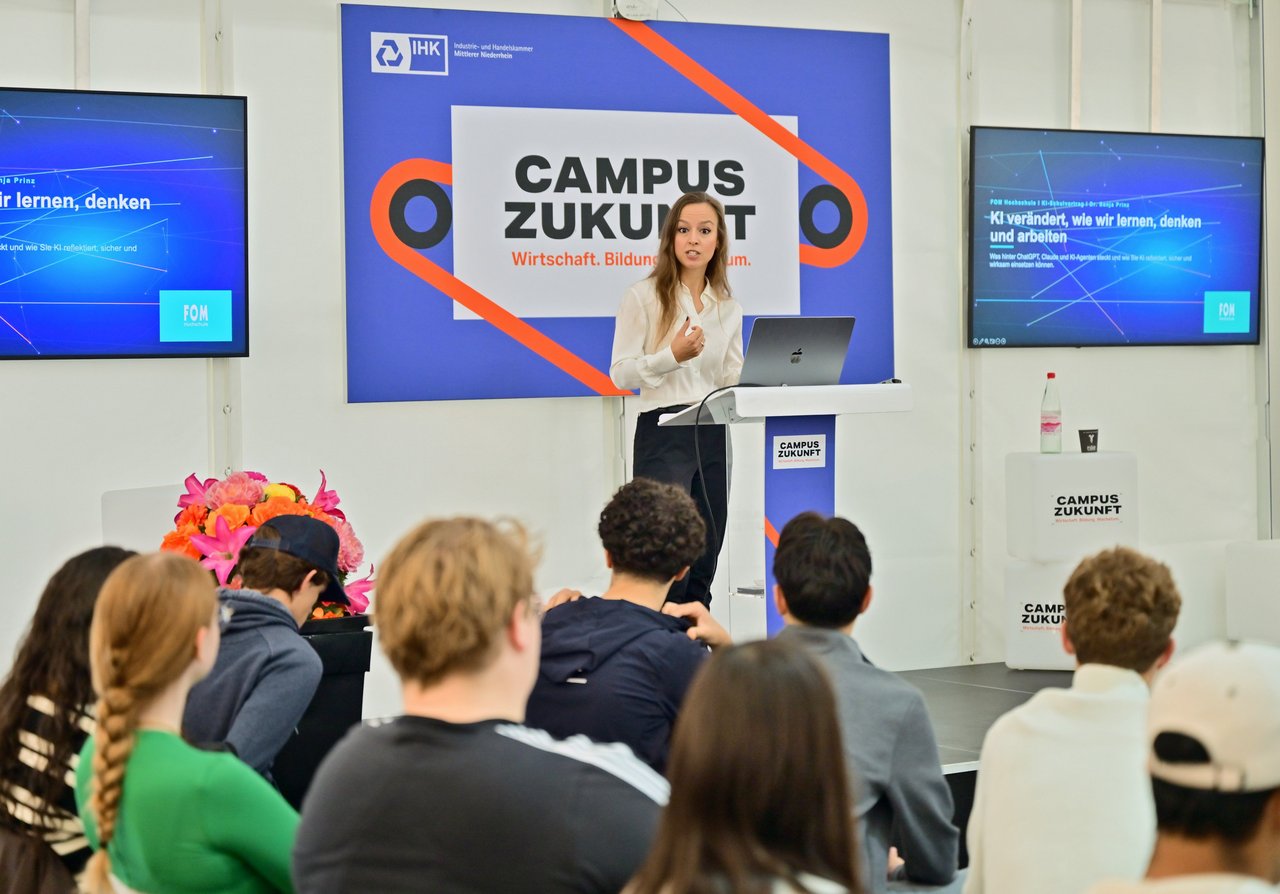 Durchgeführt wurde der KI-Workshop von Dr. Sonja Prinz, FOM Dozentin und Geschäftsführerin der Strategie- und Transformationsberatung GRADIFY. 