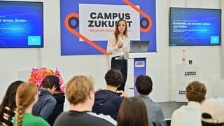 Durchgeführt wurde der KI-Workshop von Dr. Sonja Prinz, FOM Dozentin und Geschäftsführerin der Strategie- und Transformationsberatung GRADIFY. 